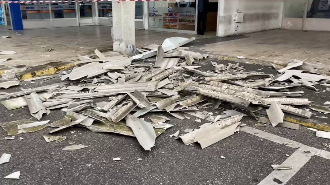 İstanbul'da fırtına etkili oluyor: Harem Otogarı'nın çatısı uçtu! 15